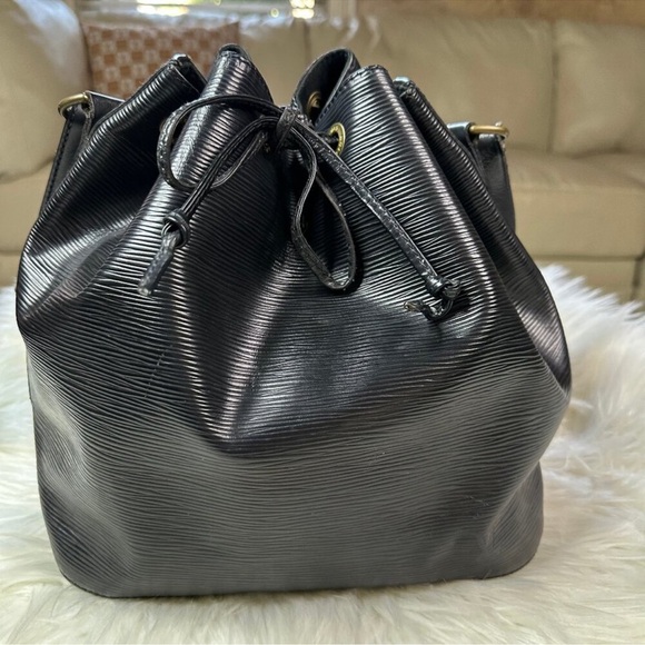 Authentic Louis Vuitton Epi Petit Noe Leather
Shoulder Bag - Picture 4 of 13